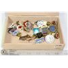 Image 1 : CIGAR BOX WITH 30 VINTAGE LAPEL PINS