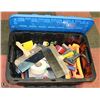 Image 1 : TOTE OF DRYWALL TOOLS