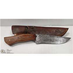 HAND MADE DEMASCUS HUNTING KNIFE IN LEATHER