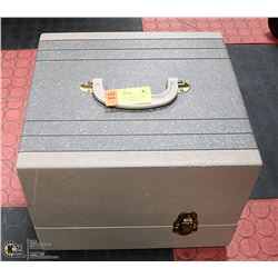 VINTAGE BELL & HOWELL SLIDE PROJECTOR IN LOCKDOWN