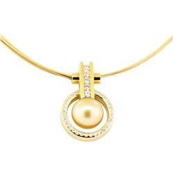 0.61 ctw Diamond and Pearl Pendant And Chain - 18KT Yellow Gold