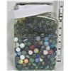 Image 3 : Plastic jar full of marbles, assortment