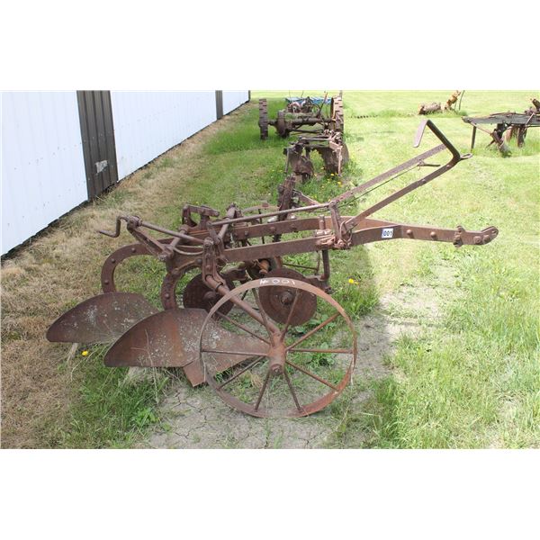ANTIQUE 2 BOTTOM PLOW