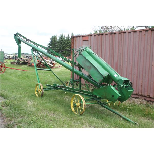 ANTIQUE JOHN DEERE CHAIN GRAIN ELEVATOR ON CART C/W HITCH