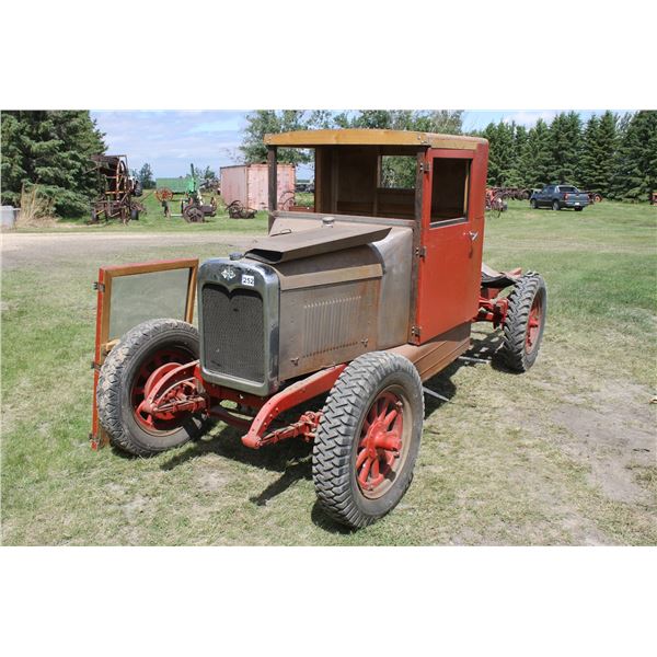 1920'S INTERNATIONAL TRUCK & CHASSIS C/W MOTOR & TRANSMISSION