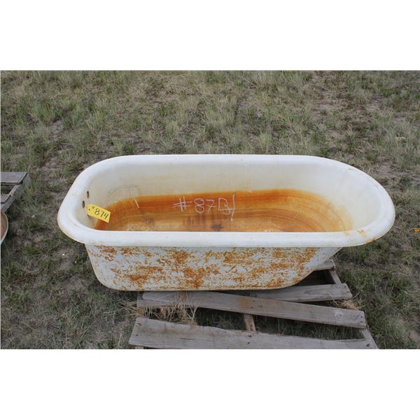 CAST IRON BATHTUB NO LEGS (CRACK ON BOTTOM)