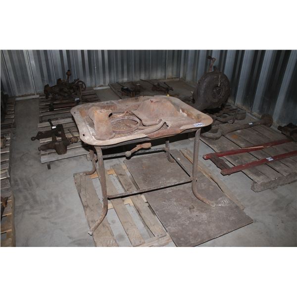 BLACKSMITH FORGE WITH BLOWER