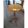 Image 1 : SMALL 3 LEGGED TABLE