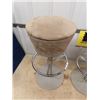 Image 2 : 2 Stools w Adjustable Height