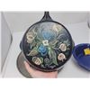 Image 4 : 72. Kitchen decorator lot, cast pan, metal and enamel dishes