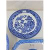 Image 3 : 114. Lot of blue and white china, made in England (a bowl and 2 plates)