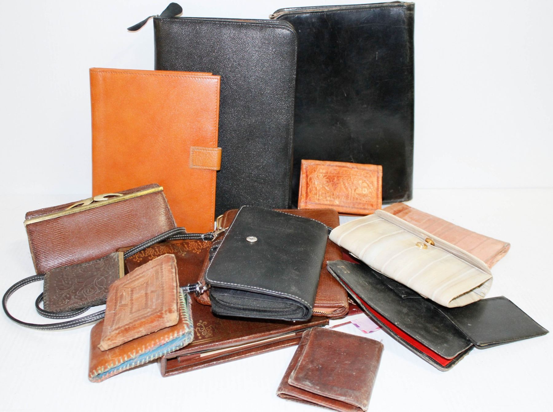 ASSORTED VINTAGE WALLETS AND LEATHER NOTE BOOKS