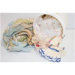ASSORTED VINTAGE TABLE LINENS AND DOILIES