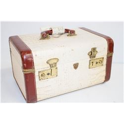 1950S WHITE AND RED TRAVEL CARRY HARD CASE