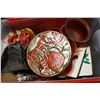 Image 1 : ESTATE BOX OF ASSORTED VINTAGE ORNAMENTS ETC