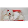 Image 1 : ASSORTED VINTAGE MILK GLASS DISHES COLLECTIBLES