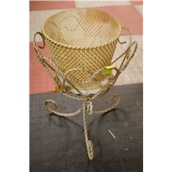 VINTAGE WROUGHT IRON TWIST PLANT STAND 18 INCH