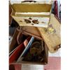 Image 1 : BOX OF ASSORTED VINTAGE ESTATE ITEMS