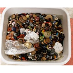 LARGE SELECTION OF VINTAGE BUTTONS