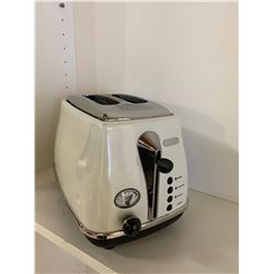DeLonghi Toaster