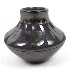 Mata Ortiz Miniature Pottery Jar by Tona Guillen