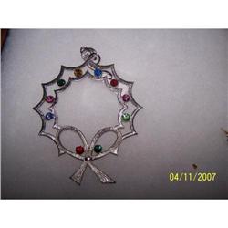 UNSIGNED LARGE CHRISTMAS WREATH PENDANT #1510652