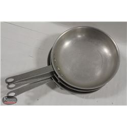 STACK OF 3 ALUMINUM 9" FRYING PANS