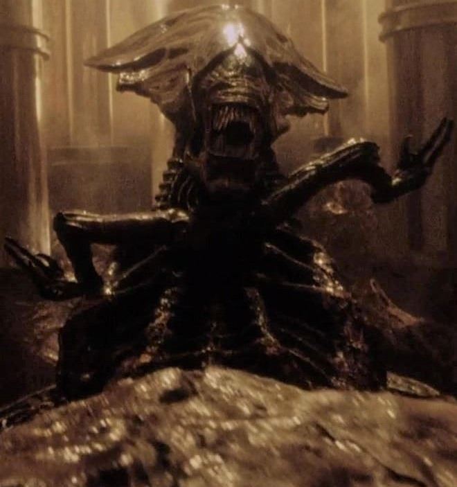 ALIEN RESURRECTION SCREEN MATCHED ALIEN QUEEN THAT GIVES BIRTH TO NEWBORN