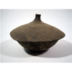 A FINE MIDDLE SEPIK CERAMIC PIGMENT DISH