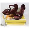 Image 1 : WOMENS KAYMAN 4" WEDGE SANDAL BURGUNDY CROCODILE