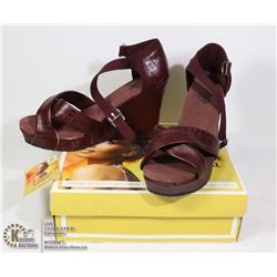 WOMENS KAYMAN 4" WEDGE SANDAL BURGUNDY CROCODILE