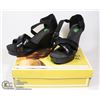 Image 1 : WOMENS KAYMAN 4" WEDGE SANDAL BLACK CROCODILE