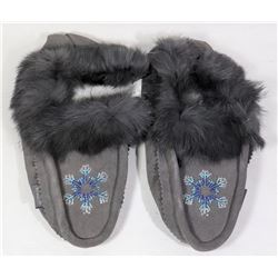 LADIES MOCCASINS SIZE 8