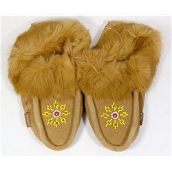 LADIES MOCCASINS SIZE 8