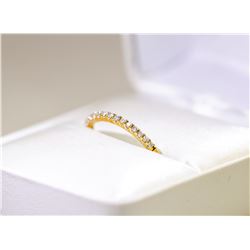 LADIES 18K YELLOW GOLD AND DIAMOND BAND.