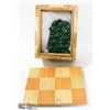 Image 1 : WOODEN BOX WITH LARGE PIECE OF JADE