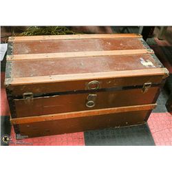 VINTAGE LARGE STEAMER TRUNK - DARK