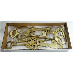 BOX WITH COLLECTION OF 7 LARGE SOLID