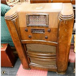 VINTAGE WESTING HOUSE CONSOLE RADIO