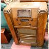Image 1 : VINTAGE WESTING HOUSE CONSOLE RADIO