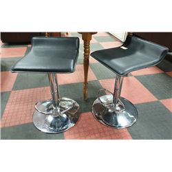 PAIR OF BLACK HYDRAULIC BAR STOOL