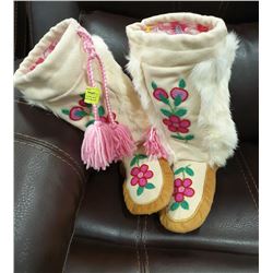 MUKLUKS LADIES SIZE 7 PINK ROSES BEADED BRAIN