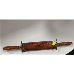 VINTAGE KNIFE/FORK CARVING SET IN ENGRAVED WOODEN