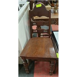 VINTAGE WOOD CHAIR