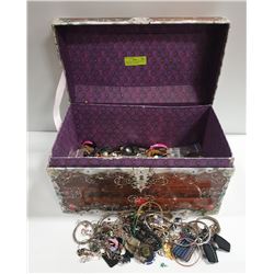 TRUNK FULL OF RANDOM VINTAGE JEWELLERY LAS VEGAS