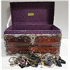 Image 2 : TRUNK FULL OF RANDOM VINTAGE JEWELLERY LAS VEGAS