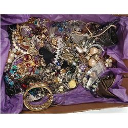 LARGE CARDBOARD BOX OF VINTAGE ASSORTED RHINESTONE