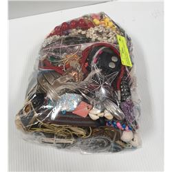 ASSORTED VINTAGE JEWELLERY APPROXIMATELY