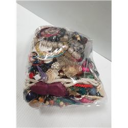 ASSORTED VINTAGE JEWELLERY APPROXIMATELY