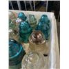 Image 3 : TRAY OF VINTAGE GLASS INSULATORS